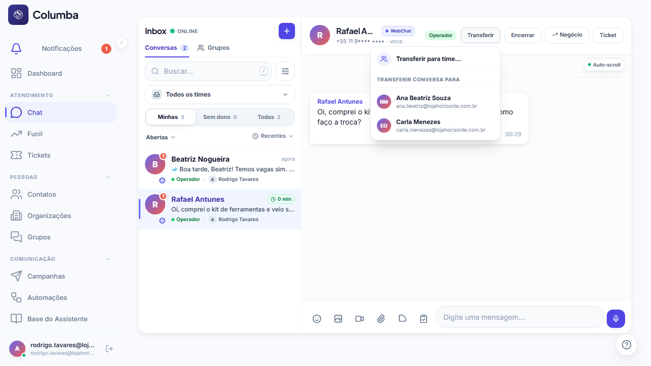 Menu Transferir aberto na conversa, com os membros da equipe e a opção de transferir para time